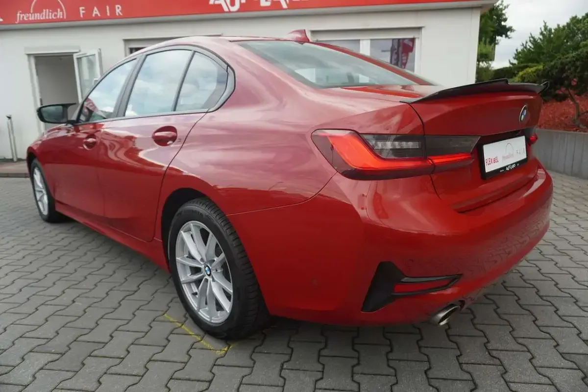 Gebraucht BMW 320 Advantage 184 PS (135 kW) 2019 Rot Limousine