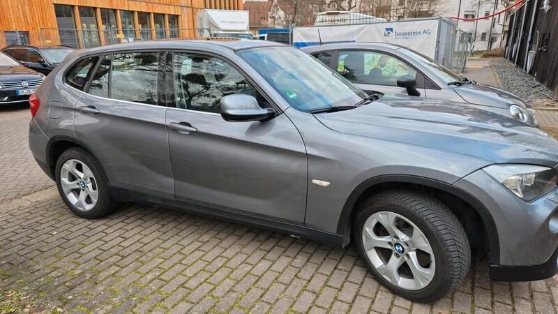 Grau Gebraucht 2011 BMW X1 SUV | 10.500 € (Fairer Preis) - Bild 1/4