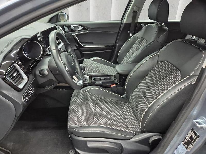 Gebraucht Kia Ceed Vision 120 PS (88 kW) 2023 (css) lunar silver m Kleinwagen