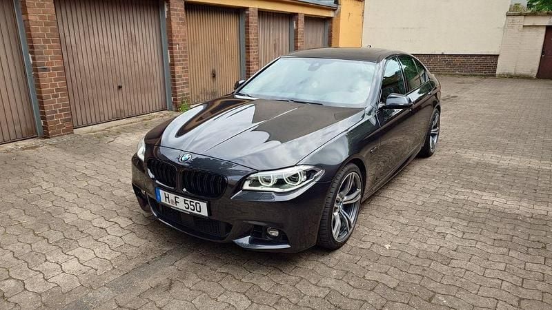 Grau Gebraucht 2014 BMW 550 Shadowline Limousine | 29.500 € (Fairer Preis) - Bild 1/4