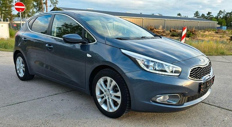 Grau Gebraucht 2015 Kia Ceed Limousine | 5.900 € (Guter Preis) - Bild 1/4