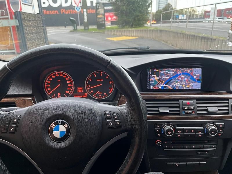 Gebraucht BMW 320 170 PS (125 kW) 2009 Schwarz Kombi