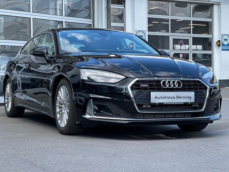 Mythosschwarz metallic Gebraucht 2024 Audi A5 Sportback Sport Limousine | 42.990 € (Guter Preis) - Bild 1/4