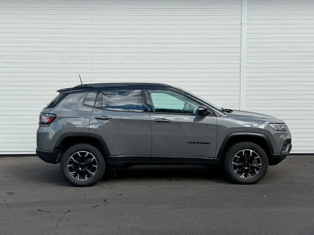 Gebraucht Jeep Compass 179 PS (131 kW) 2024 Grau SUV