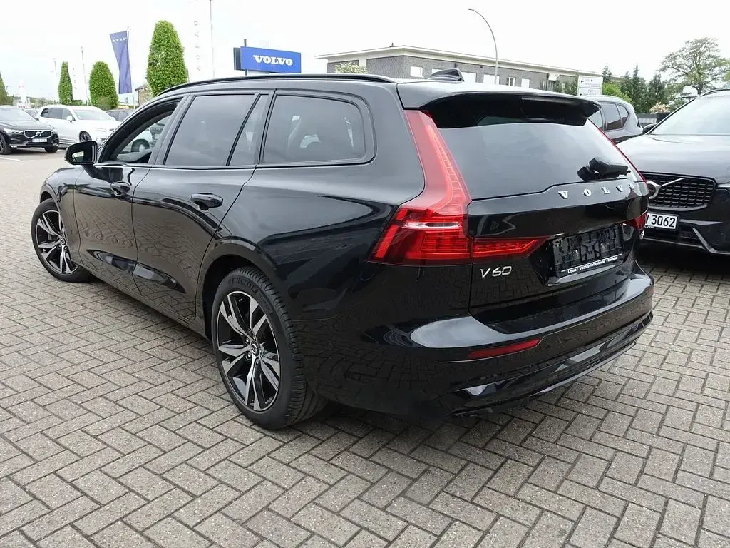 Gebraucht Volvo V60 Plus 197 PS (144 kW) 2025 Onyx black Kombi