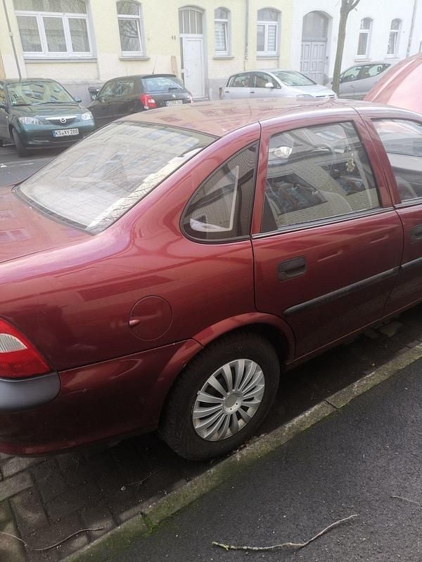 Rot Gebraucht 1995 Opel Vectra Limousine | 1.600 € - Bild 1/4