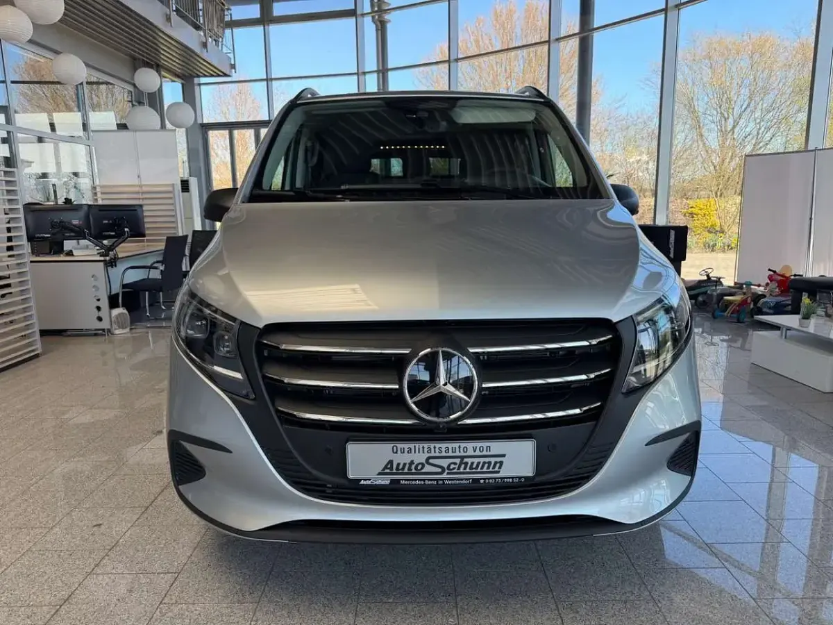 Gebraucht Mercedes Vito 190 PS (139 kW) 2026 Hightechsilber metallic Van