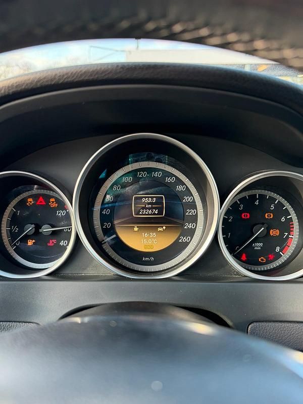 Gebraucht Mercedes C180 156 PS (114 kW) 2011 Schwarz Limousine