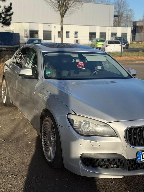 Gebraucht BMW 740 326 PS (239 kW) 2011 Silber Limousine
