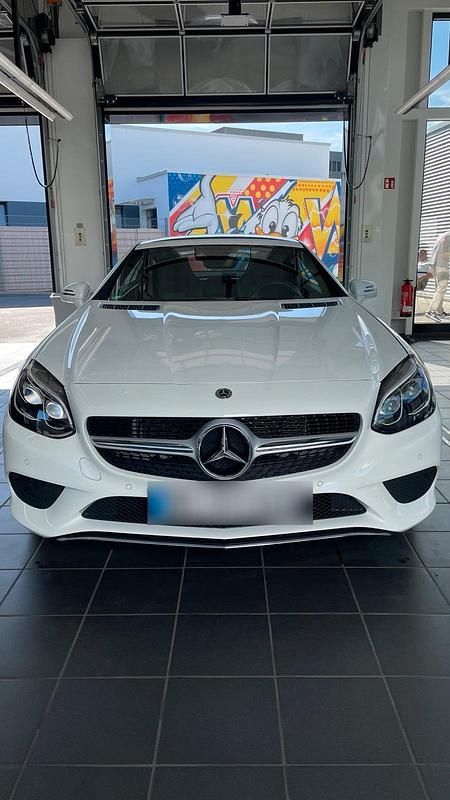 Weiß Gebraucht 2018 Mercedes 180 Limousine | 27.000 € - Bild 1/4