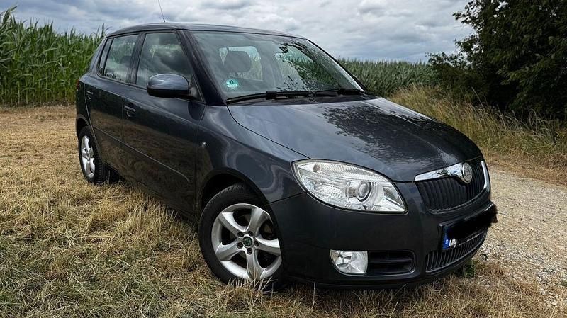 Grau Gebraucht 2009 Skoda Fabia Ambiente Limousine | 2.999 € (Fairer Preis) - Bild 1/4