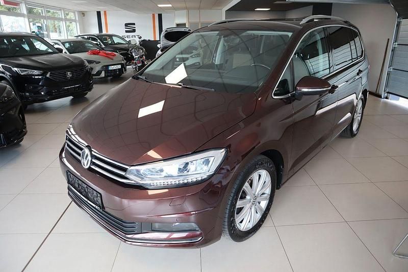 Rot Gebraucht 2017 VW Touran Highline Van / Kleinbus | 22.145 € (Fairer Preis) - Bild 1/4