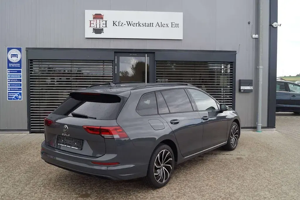 Gebraucht VW Golf VIII Life 116 PS (85 kW) 2023 Delfingrau metallic Kombi