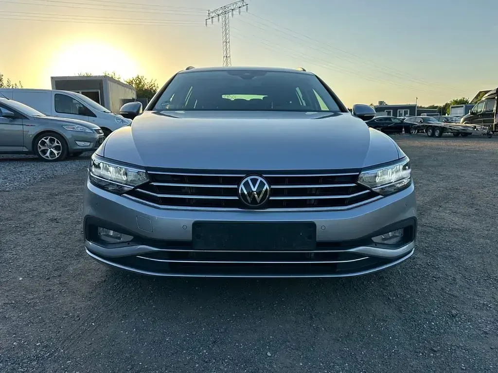 Gebraucht VW Passat 150 PS (110 kW) 2022 Silber Kombi