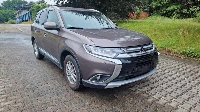Grau Gebraucht 2016 Mitsubishi Outlander SUV | 13.900 € (Guter Preis) - Bild 1/4