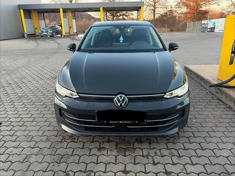 Grau Gebraucht 2024 VW Golf VIII Edition Limousine | 23.195 € (Superpreis) - Bild 1/4
