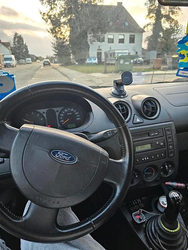 Gebraucht Ford Fiesta 68 PS (50 kW) 2002 Grau Kleinwagen