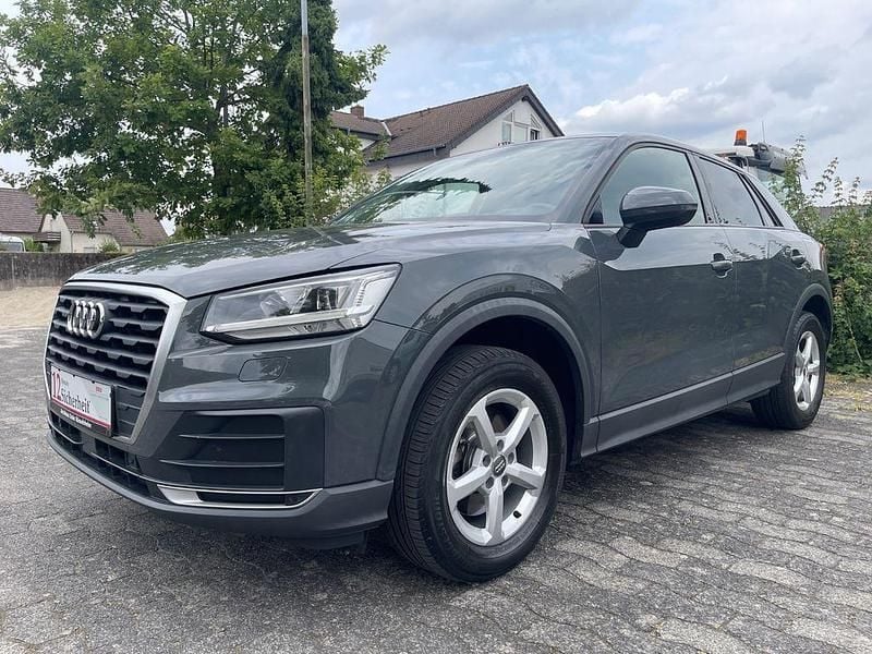 Grau Gebraucht 2017 Audi Q2 Basis SUV | 17.990 € (Fairer Preis) - Bild 1/4
