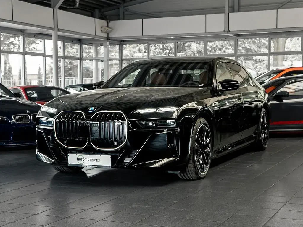 Gebraucht BMW M760e Performance 381 PS (280 kW) 2025 Schwarz Limousine