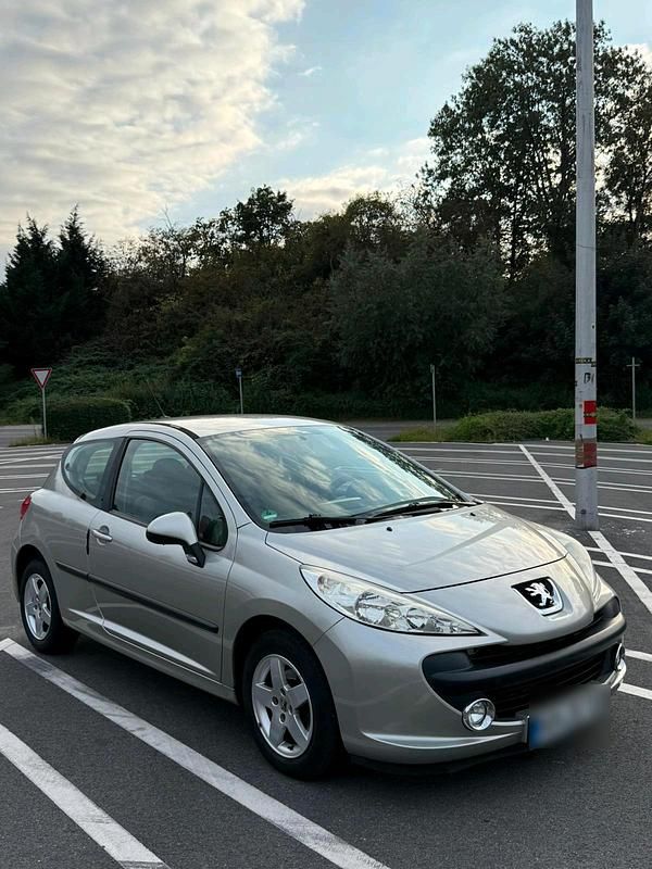 Grau Gebraucht 2009 Peugeot 207 Limousine | 4.500 € (Teuer) - Bild 1/4