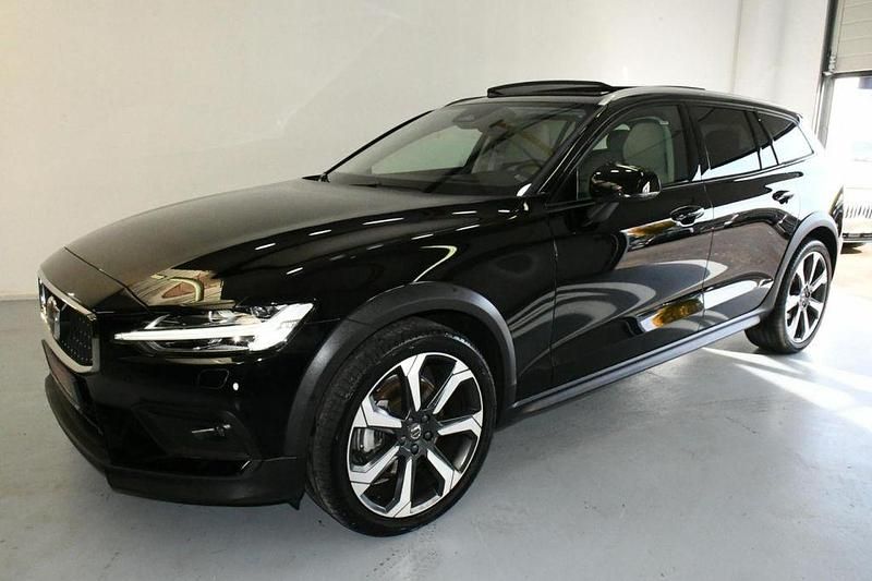Gebraucht Volvo V60 CC 197 PS (144 kW) 2023 Onyx black metallic (schwarz) Kombi