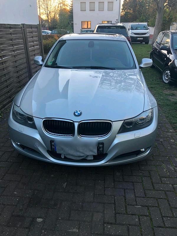 Gebraucht BMW 320 170 PS (125 kW) 2009 Silber Limousine