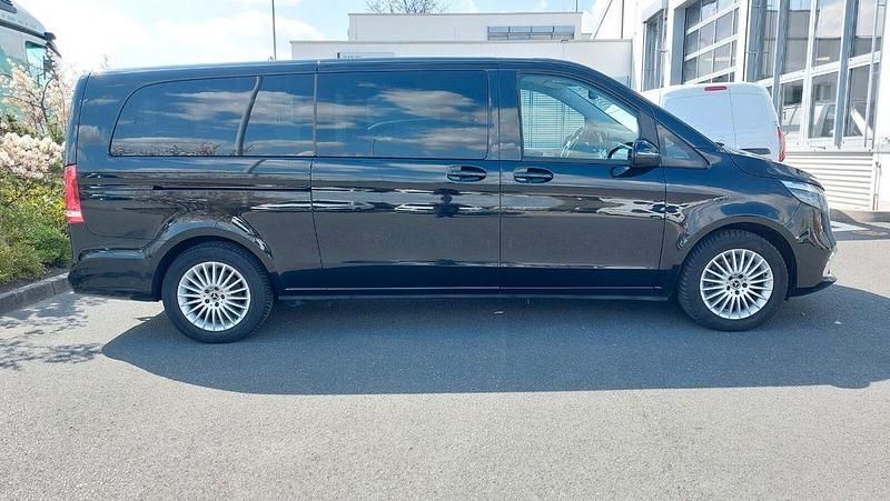 Gebraucht Mercedes V300 237 PS (174 kW) 2024 Obsidianschwarz Van / Kleinbus