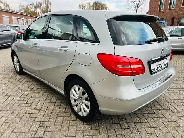 Gebraucht Mercedes B180 122 PS (89 kW) 2014 Silber Van / Kleinbus