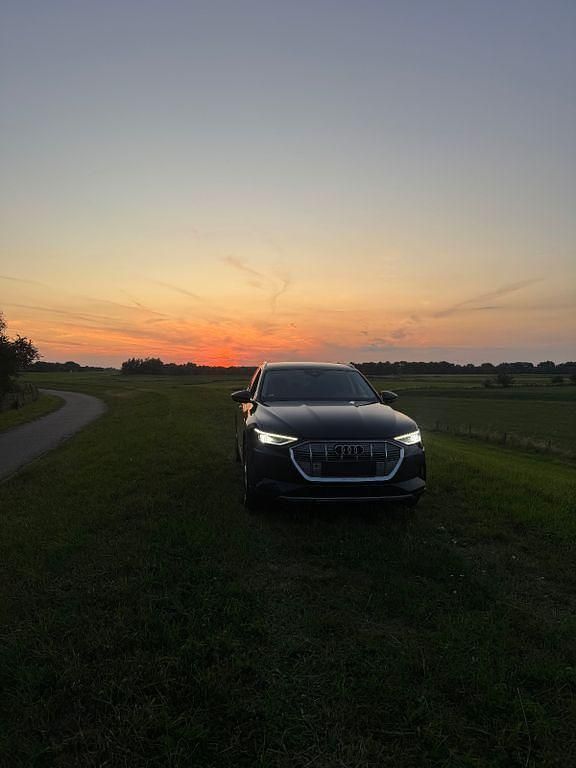 Schwarz Gebraucht 2019 Audi e-tron Ambiente SUV | 23.000 € (Guter Preis) - Bild 1/4