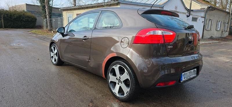Gebraucht Kia Rio 90 PS (66 kW) 2013 Braun Limousine