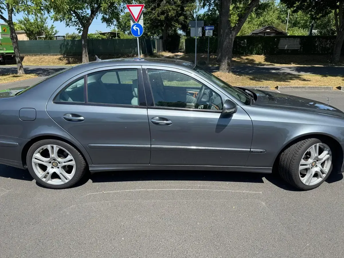 Gebraucht Mercedes E320 224 PS (164 kW) 2008 Grau Limousine