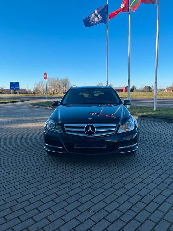 Schwarz Gebraucht 2014 Mercedes C220 Limousine | 7.500 € (Superpreis) - Bild 1/4