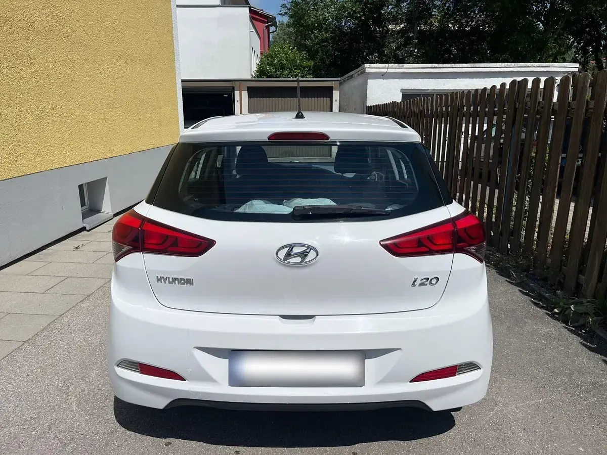 Gebraucht Hyundai i20 75 PS (55 kW) 2017 Weiß Kleinwagen