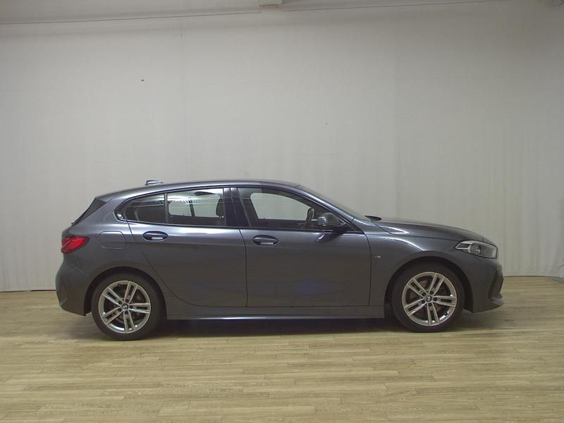 Grau Gebraucht 2020 BMW 118 M Sport Kleinwagen | 20.880 € (Guter Preis) - Bild 1/4