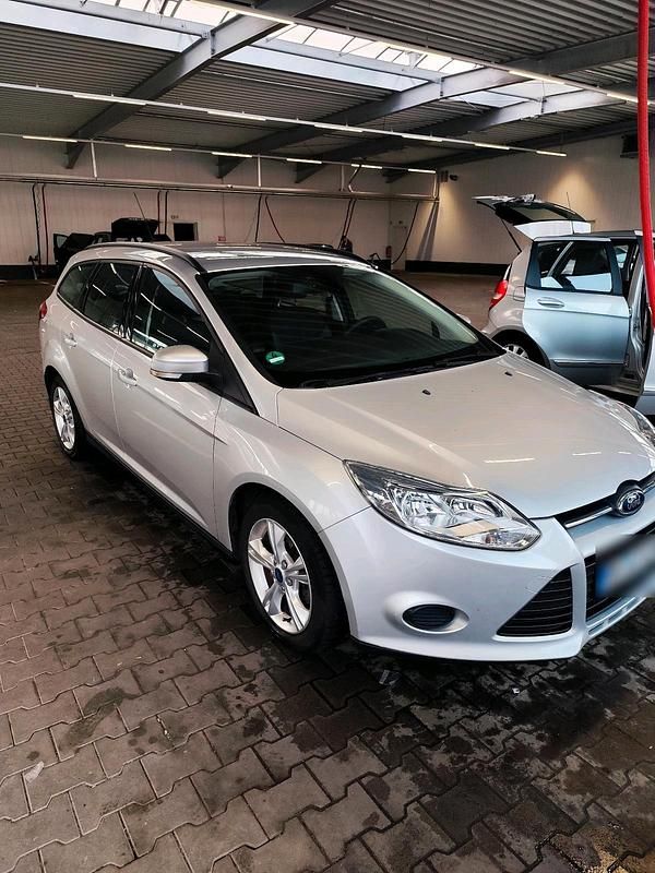 Usata Ford Focus 113 CV (83 kW) 2013 Andere farben Station wagon