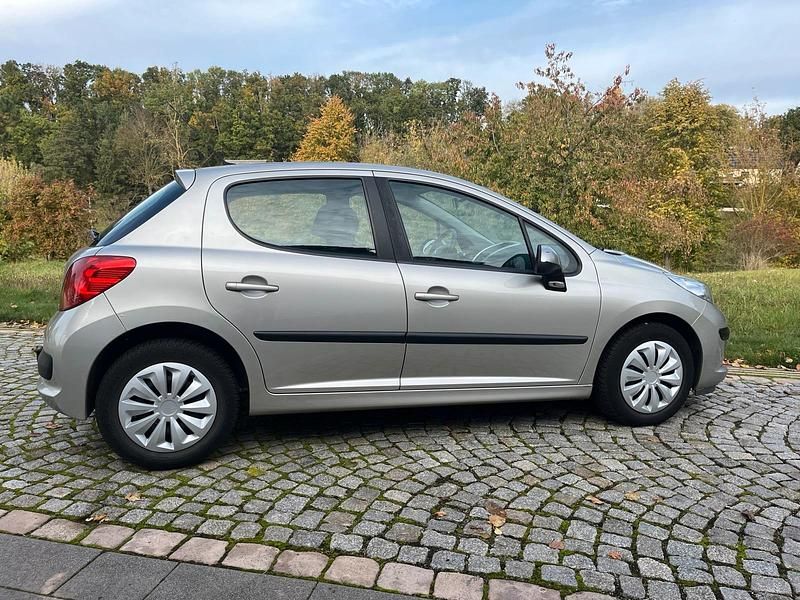 Silber Gebraucht 2007 Peugeot 207 Kleinwagen | 2.700 € - Bild 1/4
