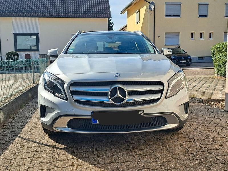 Silber Gebraucht 2016 Mercedes GLA200 Urban SUV | 14.900 € (Guter Preis) - Bild 1/4