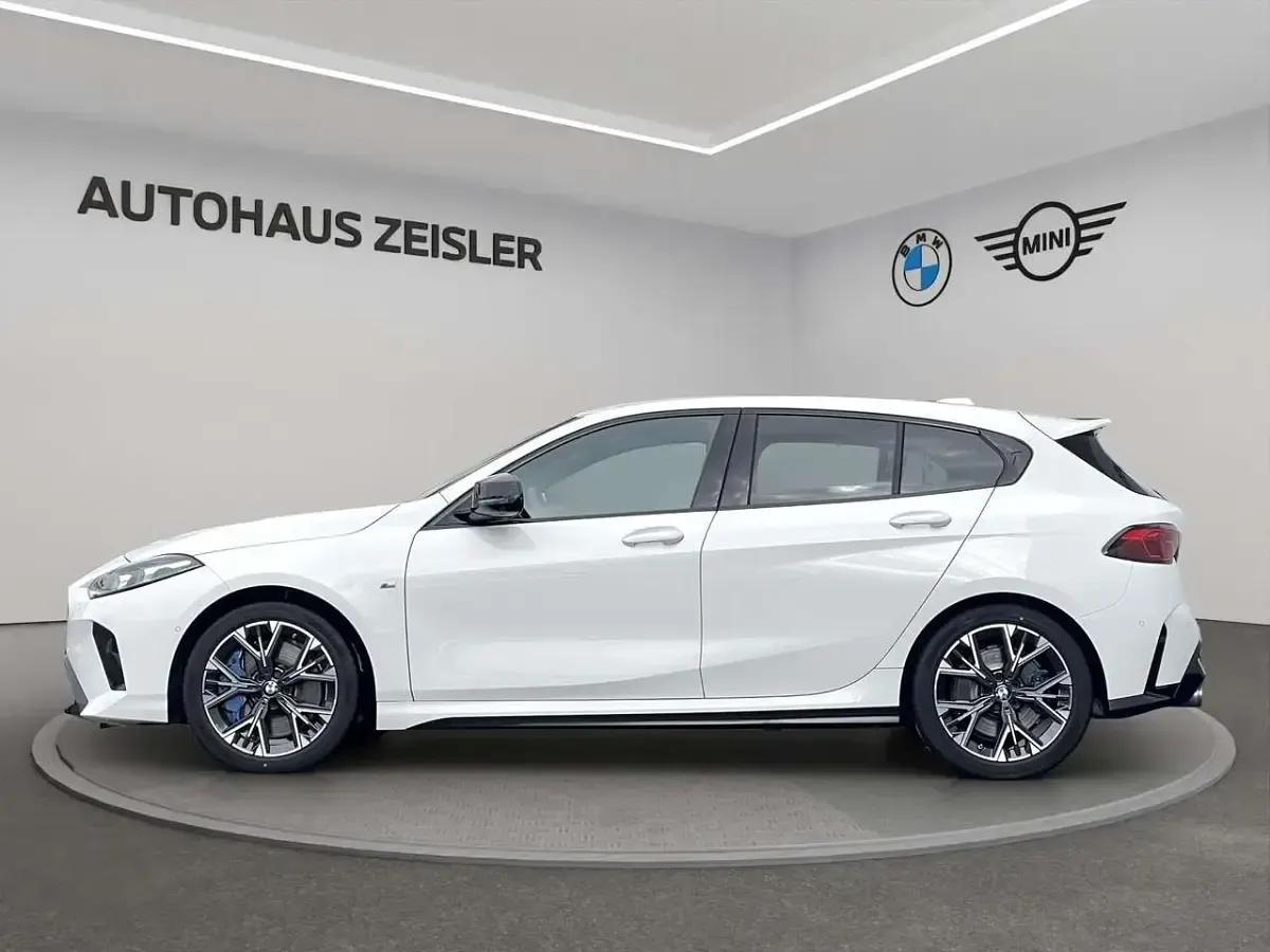Gebraucht BMW M135 Performance 300 PS (220 kW) 2025 Alpinweiß uni Kleinwagen