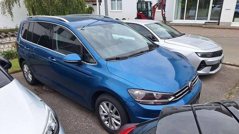 Gebraucht VW Touran Highline 150 PS (110 kW) 2017 Carribean blue metallic Van / Kleinbus