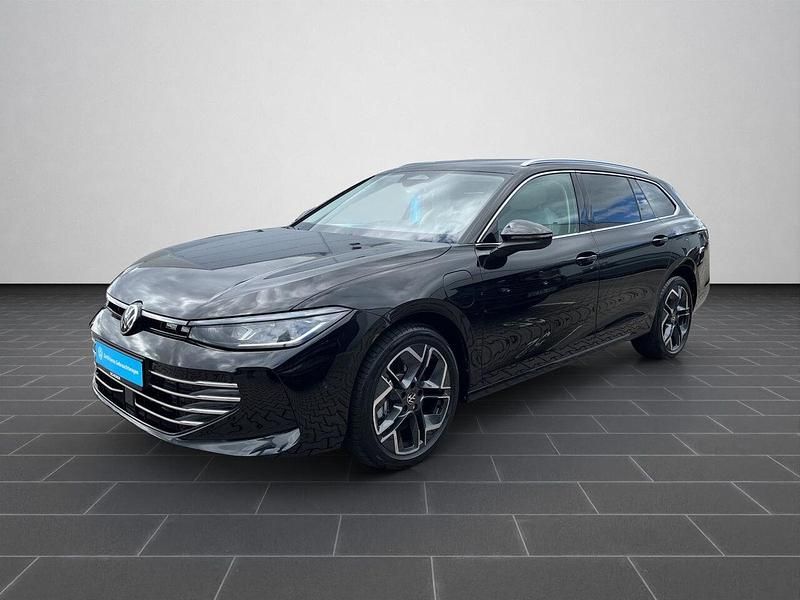 Grenadillschwarz metallic (metallic) Gebraucht 2024 VW Passat Kombi | 41.600 € (Guter Preis) - Bild 1/4