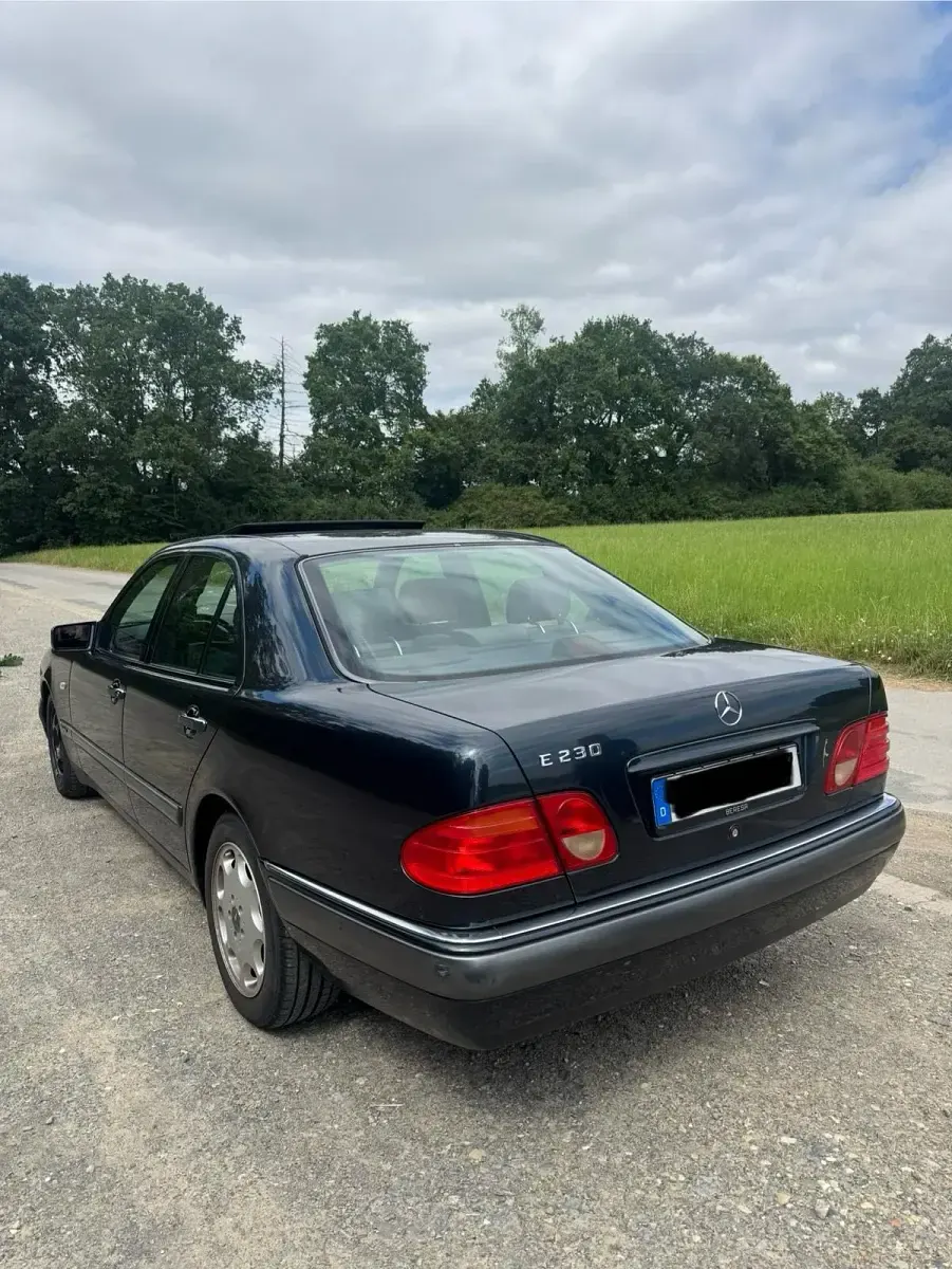 Gebraucht Mercedes E230 Elegance 150 PS (110 kW) 1997 Blau Limousine