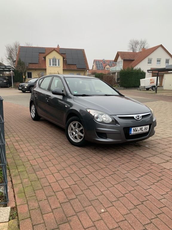 Grau Gebraucht 2010 Hyundai i30 Classic Limousine | 5.500 € (Fairer Preis) - Bild 1/4