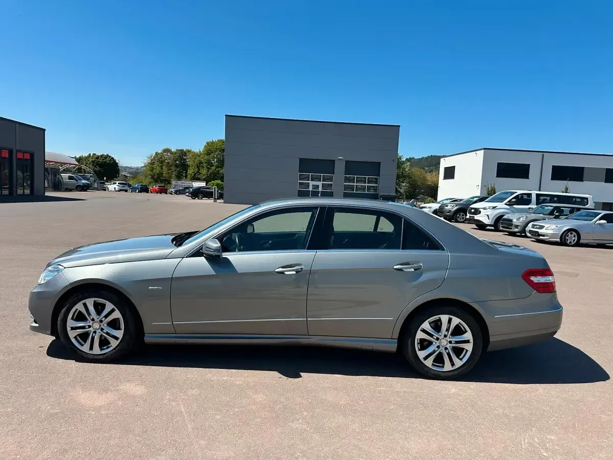 Gebraucht Mercedes E200 Avantgarde 135 PS (99 kW) 2010 Silber Limousine