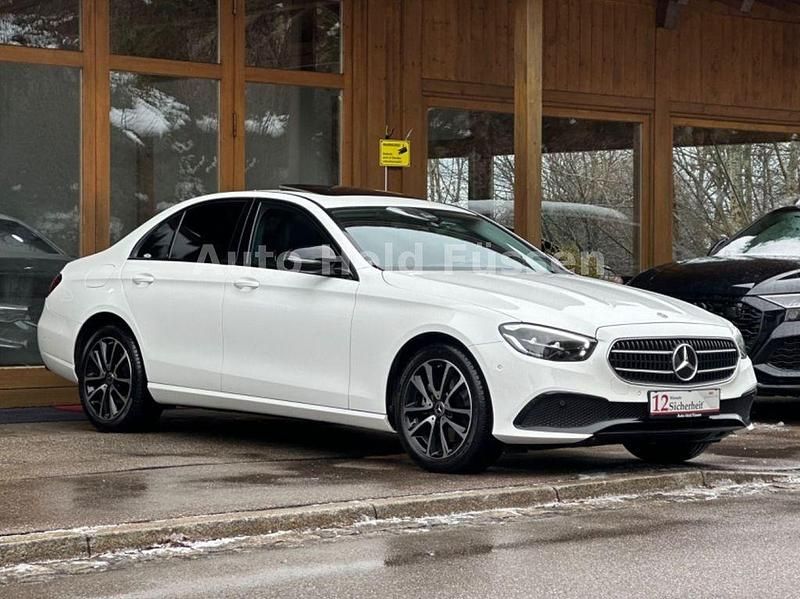 Usado Mercedes E200 Night 197 CV (144 kW) 2022 Blanco Berlina