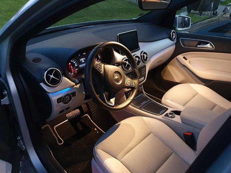 Gebraucht Mercedes B220 184 PS (135 kW) 2015 Silber Van / Kleinbus