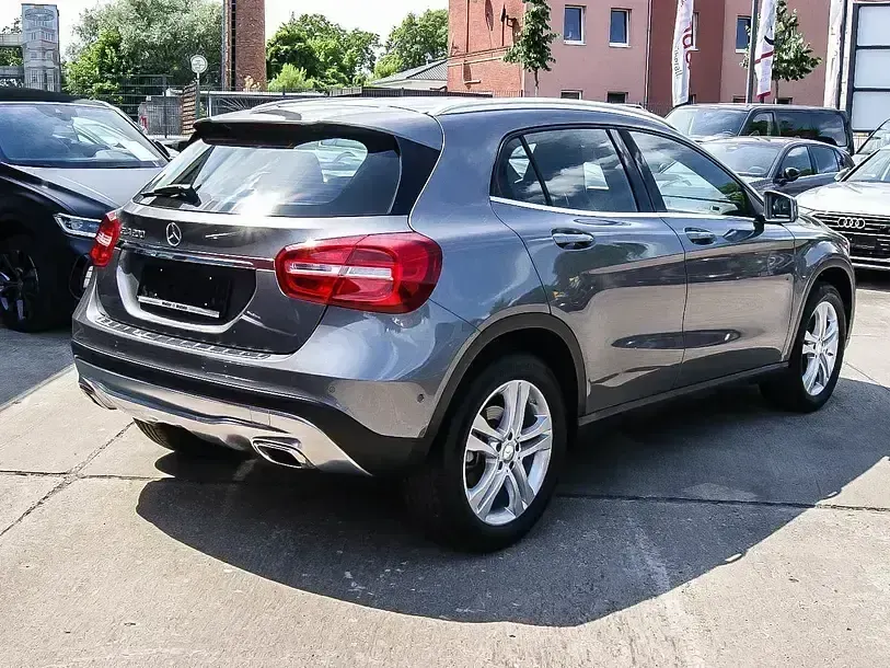 Gebraucht Mercedes GLA200 156 PS (114 kW) 2016 Mountaingraumetallic SUV