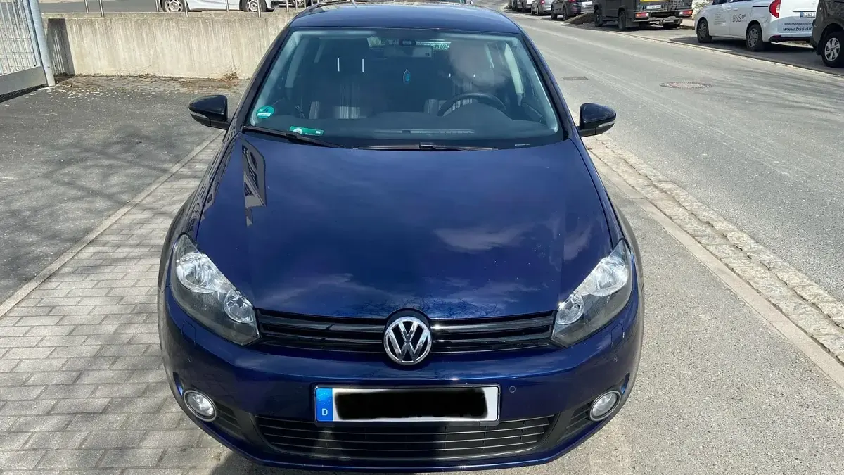 Second-hand VW Golf VII 105 CP (77 kW) 2012 Albastru Berlinǎ