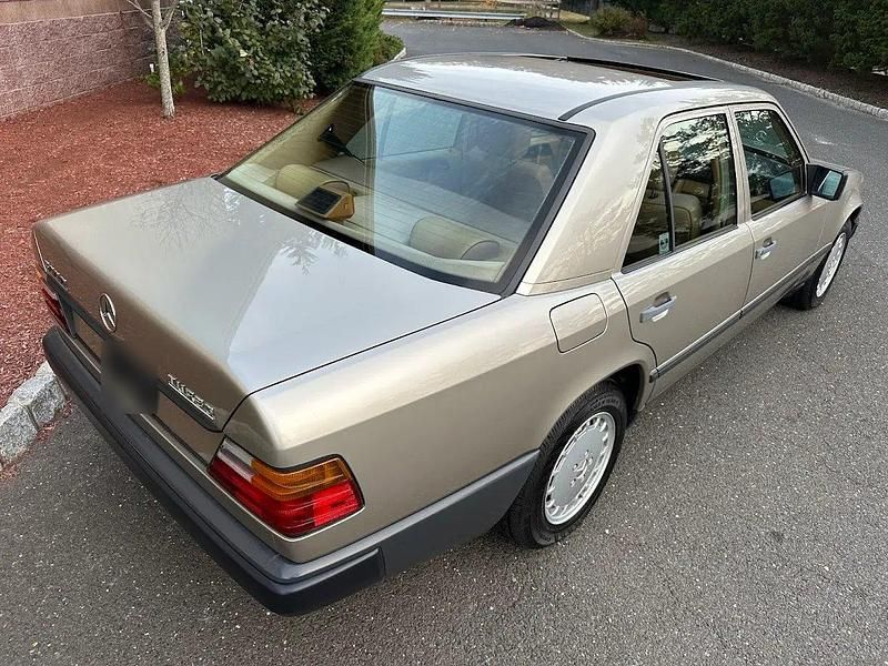 Gebraucht Mercedes 300 143 PS (105 kW) 1987 Gold Limousine