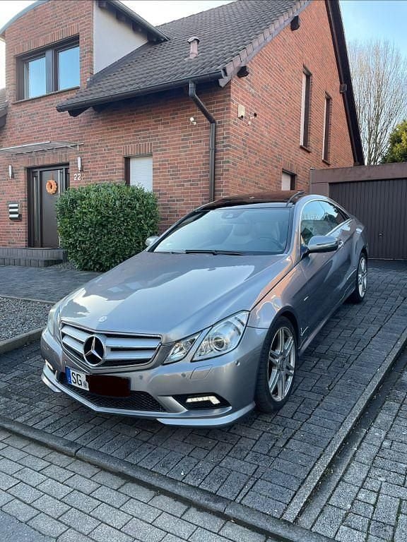 Grau Gebraucht 2009 Mercedes E250 AMG line Coupé | 10.900 € (Fairer Preis) - Bild 1/4