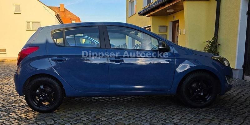 Gebraucht Hyundai i20 Trend 101 PS (74 kW) 2014 Blau Kleinwagen